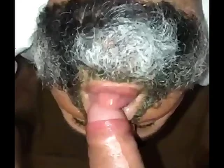 Engolindo a piroca at&eacute; o talo